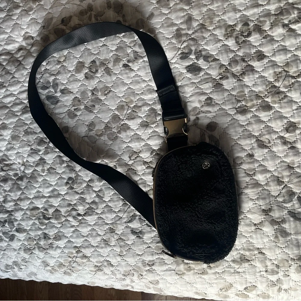 Lululemon Black Sherpa Belt Bag with Gold Zipper - Picture 2 of 7